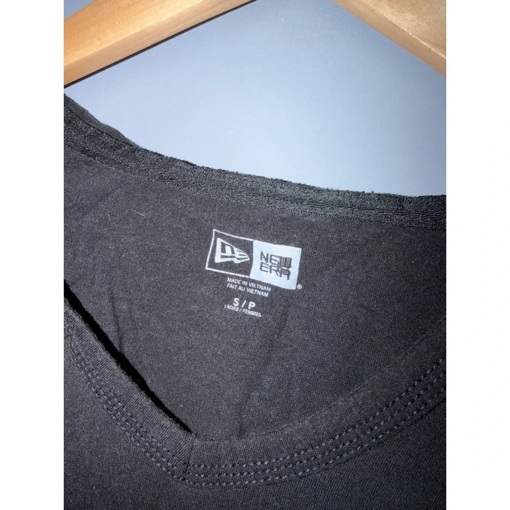 New Era Womens Black Hooded Long Sleeve V-Neck Graphic T-Shirt Smithfield RI‎